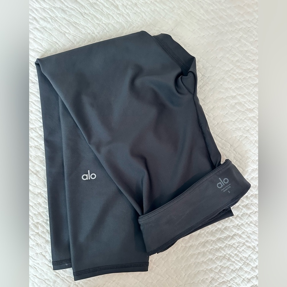 Alo cropped leggings with zipper pocket, black, size small